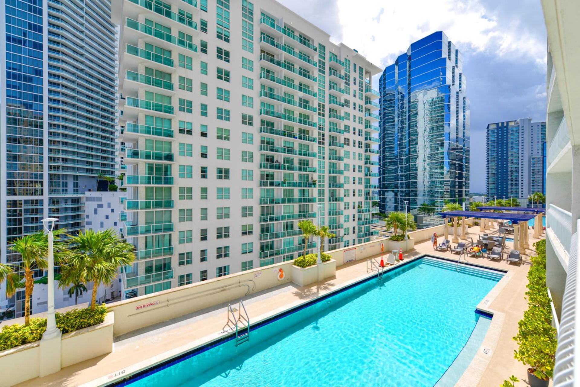 Stylish & Comfy W In-site Apartment